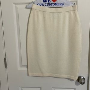 ⭐️ St. John collection wool skirt, cream size 8